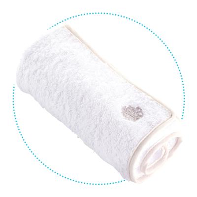 Serviette de toilette, oreiller, sable